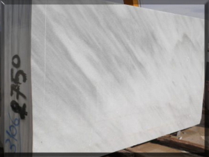Astir marmer is een keiharde witgrijze natuursteen uit Griekenland die door haar sterkte ook veelvuldig gebruikt wordt voor buitentoepassingen en grafmonumenten. Het kent een kristallenstructuur en grijze wolktekening.